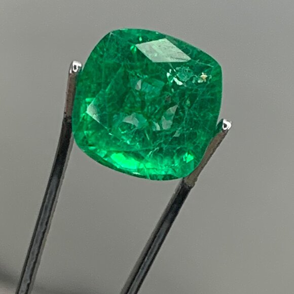 Emerald Green Gemstone loose - Picture 5 of 12